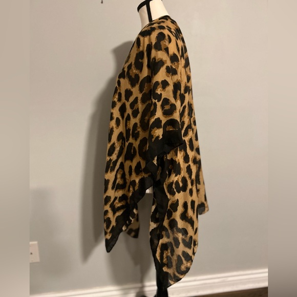 Steve Madden Animal Print Semi Sheer Women's Cloak OSFM - Picture 8 of 11